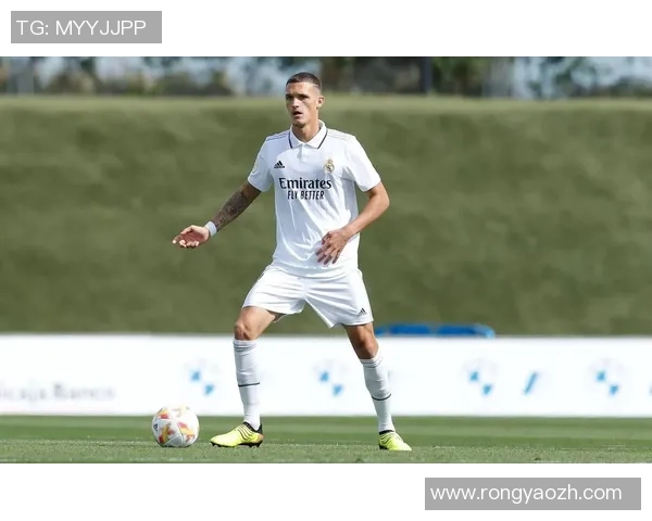 范戴克的足球传奇之路：从青涩少年到世界顶级后卫的成长故事